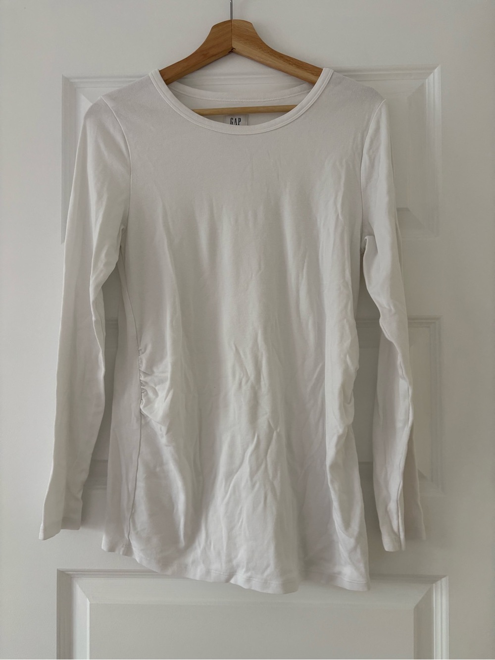 GAP Maternity White Long Sleeve Crewneck Tee